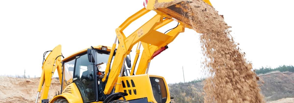 Retroescavadeiras em infraestrutura: preparo do terreno