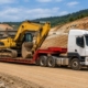 Transporte de máquinas pesadas em obras de infraestrutura